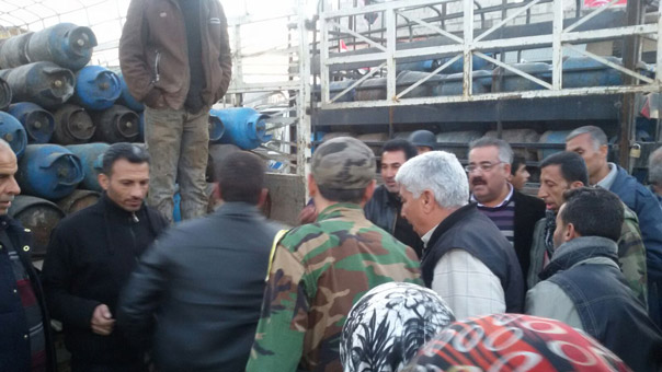 بالصور.. وصول قافلة مساعدات انسانية مقدمة من الحكومة السورية الى بلدتي نبل والزهراء