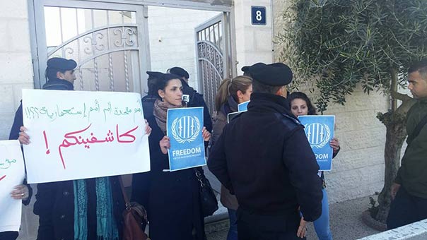 إعتقال فتاة وطفلة بزعم محاولتهما تنفيذ عمليتي طعن في القدس والخليل .. والمستوطنون يواصلون تدنسيهم للأقصى