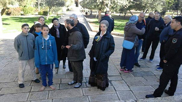 إعتقال فتاة وطفلة بزعم محاولتهما تنفيذ عمليتي طعن في القدس والخليل .. والمستوطنون يواصلون تدنسيهم للأقصى