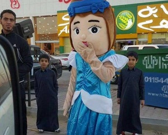 المطاوعة يعتدون على فتاة بالرياض ويعتقلون دمية في الخرج!