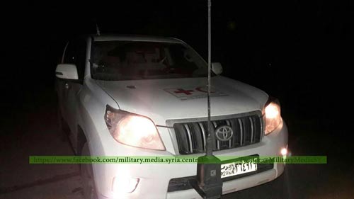 بالصور: انكشاف زيف التضليل الاعلامي في مضايا السورية مجددًا.. سيارات الصليب الأحمر الدولي عرضة لرصاص المسلحين