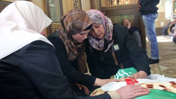 الطفلة ’كلزار’: اختطفتها رصاصات الاحتلال.. بعدما أوصت توأمها تقبيل يد والدها