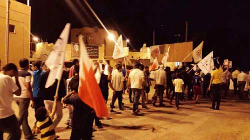 البحرينيون يتظاهرون رفضاً للوجود السعودي: احتلالكم تحت أقدامنا