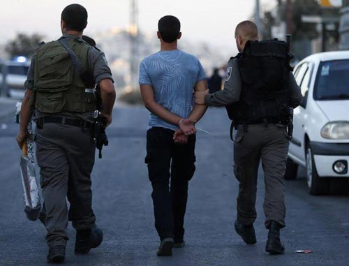 مستوطنون يدنسون الأقصى بحماية من شرطة العدو.. واعتقالات وإصابات خلال مواجهات في الضفة والقدس