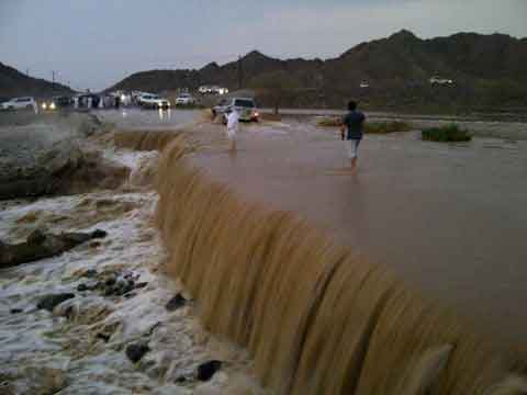 الأمطار الغزيرة تتسبّب بمقتل 6 أشخاص في الإمارات وسلطنة عمان