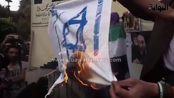 مصريون يعلنون رفضهم قرارات توصيف المقاومة بالإرهاب ويحرقون علم كيان العدو