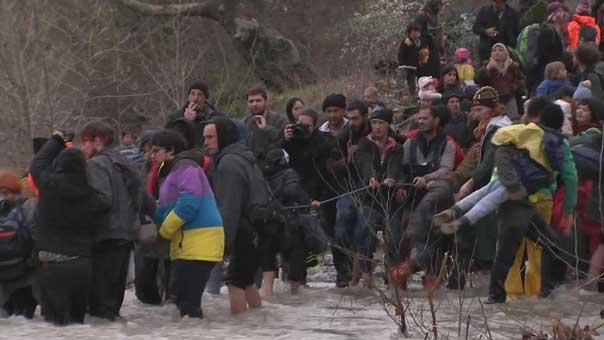 ألف لاجئ يعبرون من اليونان إلى مقدونيا