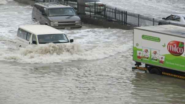 الإمارات تمنع نشر صور الفيضانات على وسائل التواصل الاجتماعي