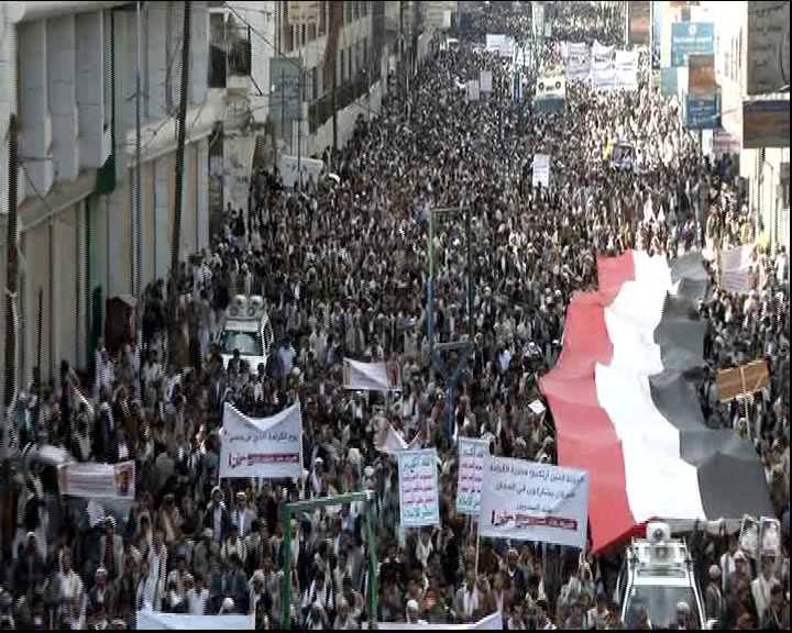 تظاهرة جماهيرية في صنعاء استنكاراً لجرائم السعودية .. وحركة انصار الله تدعو لخروج مليوني في الذكرى الأولى للعدوان