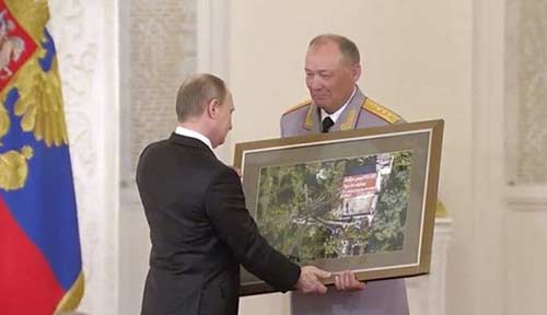 ما الهدية التي تلقاها بوتين من طياريه في سوريا؟