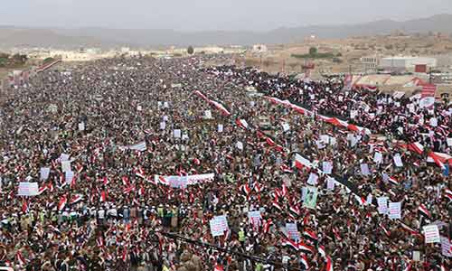 مئات آلاف اليمنيين يفترشون الطرقات بمناسبة مرور عام على صمودهم بوجه آلة القتل السعودية