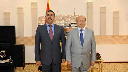 هادي يقيل بحاح ويعيّن محسن الاحمر المعروف بارتباطه بـ&rsquo;القاعدة&rsquo; نائبًا للرئيس