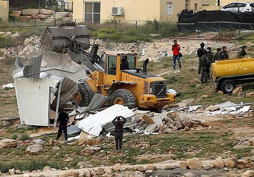 الاحتلال يعتقل عشرات الفلسطينيين في الضفة والقدس تزامناً مع تدنيس المستوطنين للأقصى .. وآلياته تتوغل وسط قطاع غزة