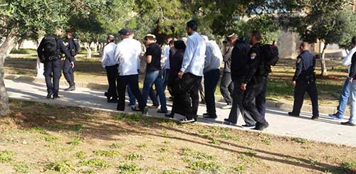 الاحتلال يعتقل عشرات الفلسطينيين في الضفة والقدس تزامناً مع تدنيس المستوطنين للأقصى .. وآلياته تتوغل وسط قطاع غزة