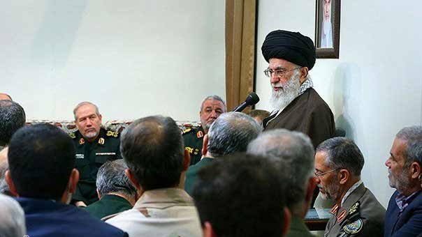 الامام الخامنئي : جيوش بعض الدول في منطقتنا تشريفاتية بحتة هدفها الحفاظ على الحكومة  وأمن الحكام فقط