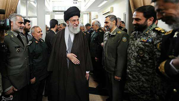 الامام الخامنئي : جيوش بعض الدول في منطقتنا تشريفاتية بحتة هدفها الحفاظ على الحكومة  وأمن الحكام فقط