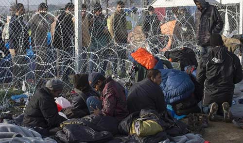 التوترات على الحدود اليونانية المقدونية تبلغ أوجها.. تظاهرات و300 إصابة بين المهاجرين