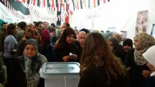 بالصور.. إقبال كثيف للسوريين على صناديق الاقتراع

