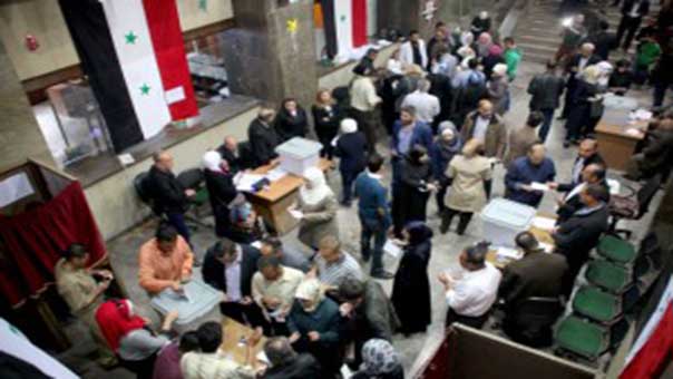 بالصور.. إقبال كثيف للسوريين على صناديق الاقتراع
