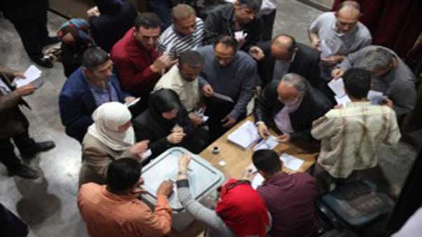 بالصور.. إقبال كثيف للسوريين على صناديق الاقتراع
