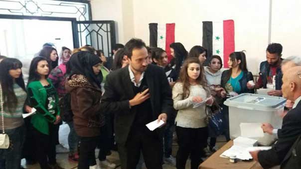 بالصور.. إقبال كثيف للسوريين على صناديق الاقتراع
