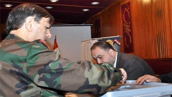 بالصور.. إقبال كثيف للسوريين على صناديق الاقتراع
