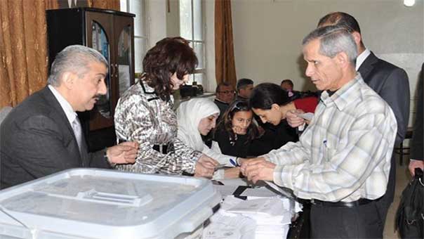 بالصور.. إقبال كثيف للسوريين على صناديق الاقتراع
