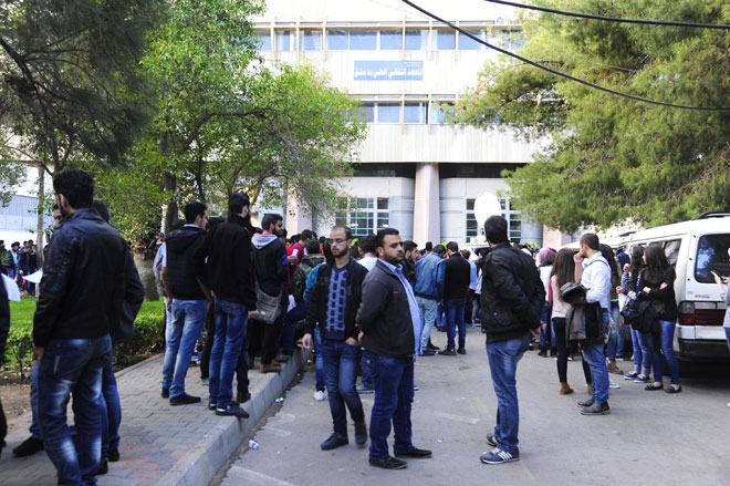 بالصور.. إقبال كثيف للسوريين على صناديق الاقتراع
