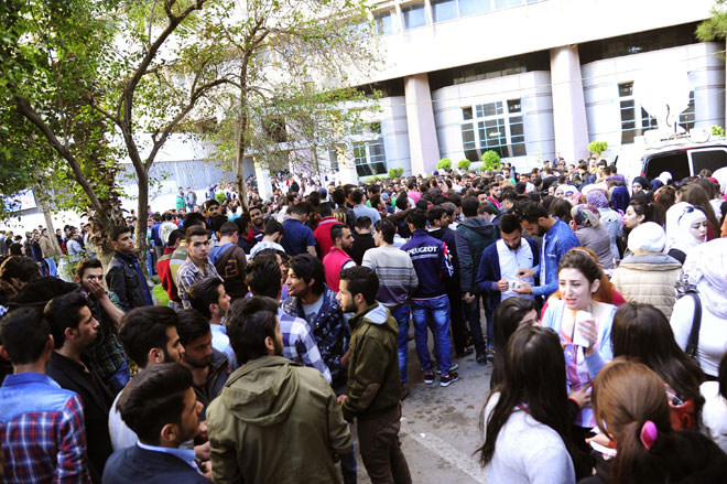 بالصور.. إقبال كثيف للسوريين على صناديق الاقتراع
