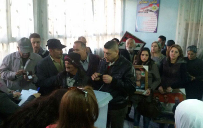 بالصور.. إقبال كثيف للسوريين على صناديق الاقتراع
