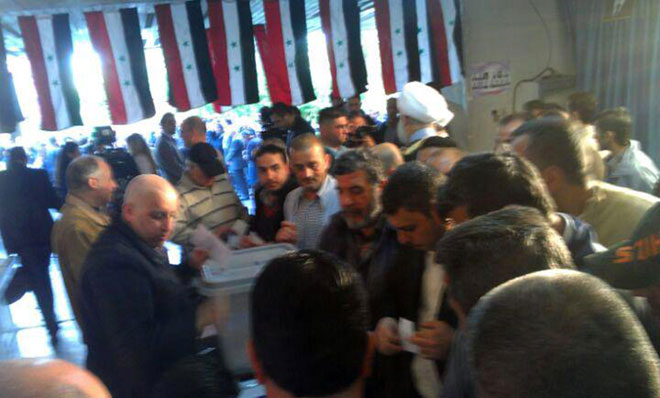 بالصور.. إقبال كثيف للسوريين على صناديق الاقتراع
