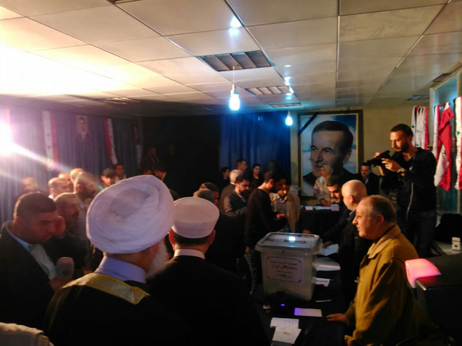 بالصور.. إقبال كثيف للسوريين على صناديق الاقتراع
