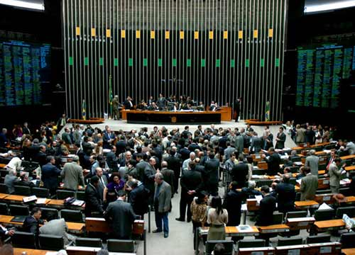 مجلس النواب البرازيلي يفتح الباب أمام عزل رئيسة البلاد