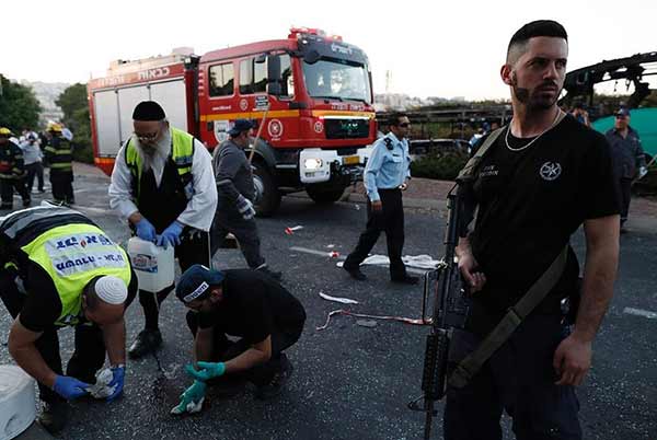 حملات الاعتقال تطال عشرات الفلسطينيين في الضفة و بحر رفح..ومباركات لعملية القدس