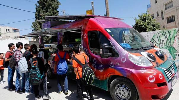 فلسطين المحتلة: &rsquo;قطار الطعام&rsquo; يجلب الرزق للأسرى المحررين