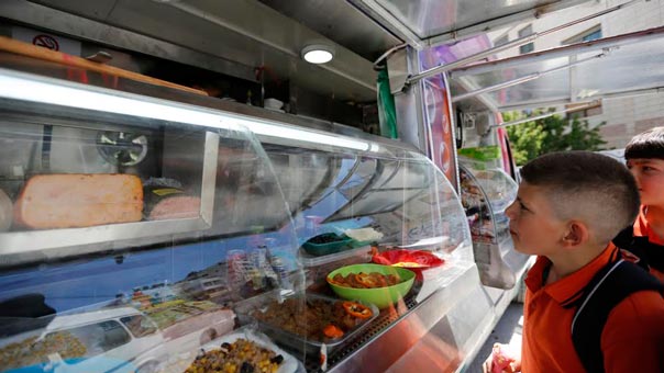 فلسطين المحتلة: &rsquo;قطار الطعام&rsquo; يجلب الرزق للأسرى المحررين