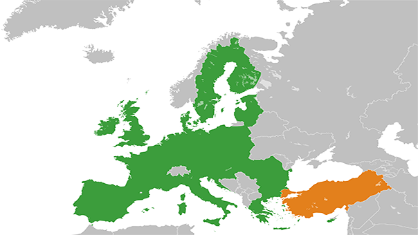 ميركل في تركيا لمعالجة موضوع اللاجئين وانضمام انقرة الى الاتحاد الاوروبي