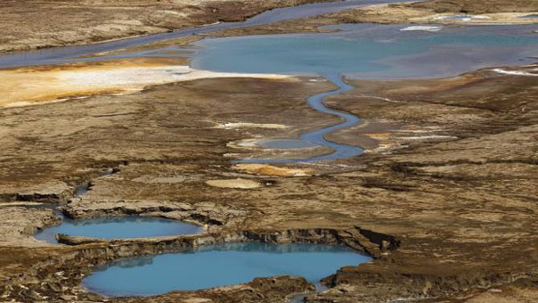 سلطات الاحتلال تواصل نهب ثروات فلسطين..الاعلان عن اكتشاف حقل نفطي كبير في منطقة البحر الميت