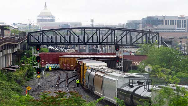 حادث قطار في واشنطن يتسبب بتسرب مادة كيماوية خطيرة