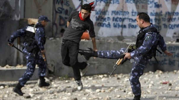 ’هآرتس’: تعاون الاجهزة الامنية الفلسطينية وصل الى تنفيذ 40% من الاعتقالات في الضفة الغربية