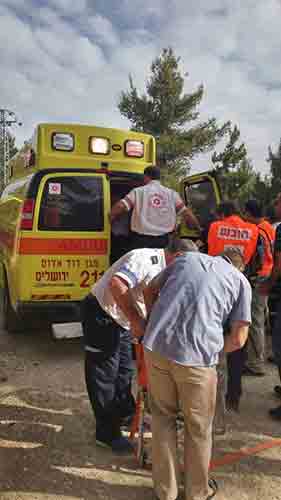 إصابة مستوطنتين في عملية طعن قرب مخفر للشرطة بالقدس المحتلة.. وحاخام صهيوني يدنس الأقصى