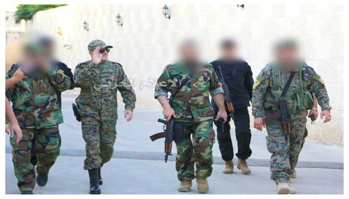 الشهيد القائد وحوله مرافقيه