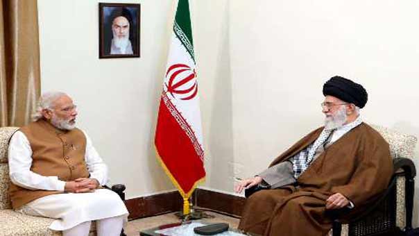 الامام الخامنئي: الصمود وعدم الرضوخ للاستكبار سبب غضب القوى السلطوية