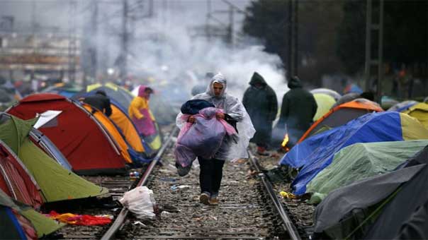 الشرطة اليونانيَّة تُباشِر إخلاء مخيَّم المهاجرين في إيدوميني