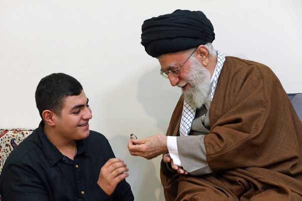 الإمام الخامنئي يستقبل عائلة الشهيد القائد مصطفى بدر الدين