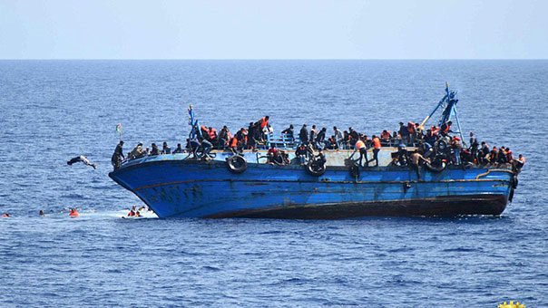 بالصور.. مركب يغرق قبالة سواحل ليبيا ويسفر عن مصرع 20 الى 30 شخصًا