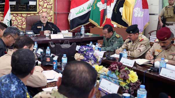 العبادي بالزيّ العسكري في غرفة عمليات الفلوجة: الشعب العراقي يترقب ما يحققه الجنود والنصر بيدنا