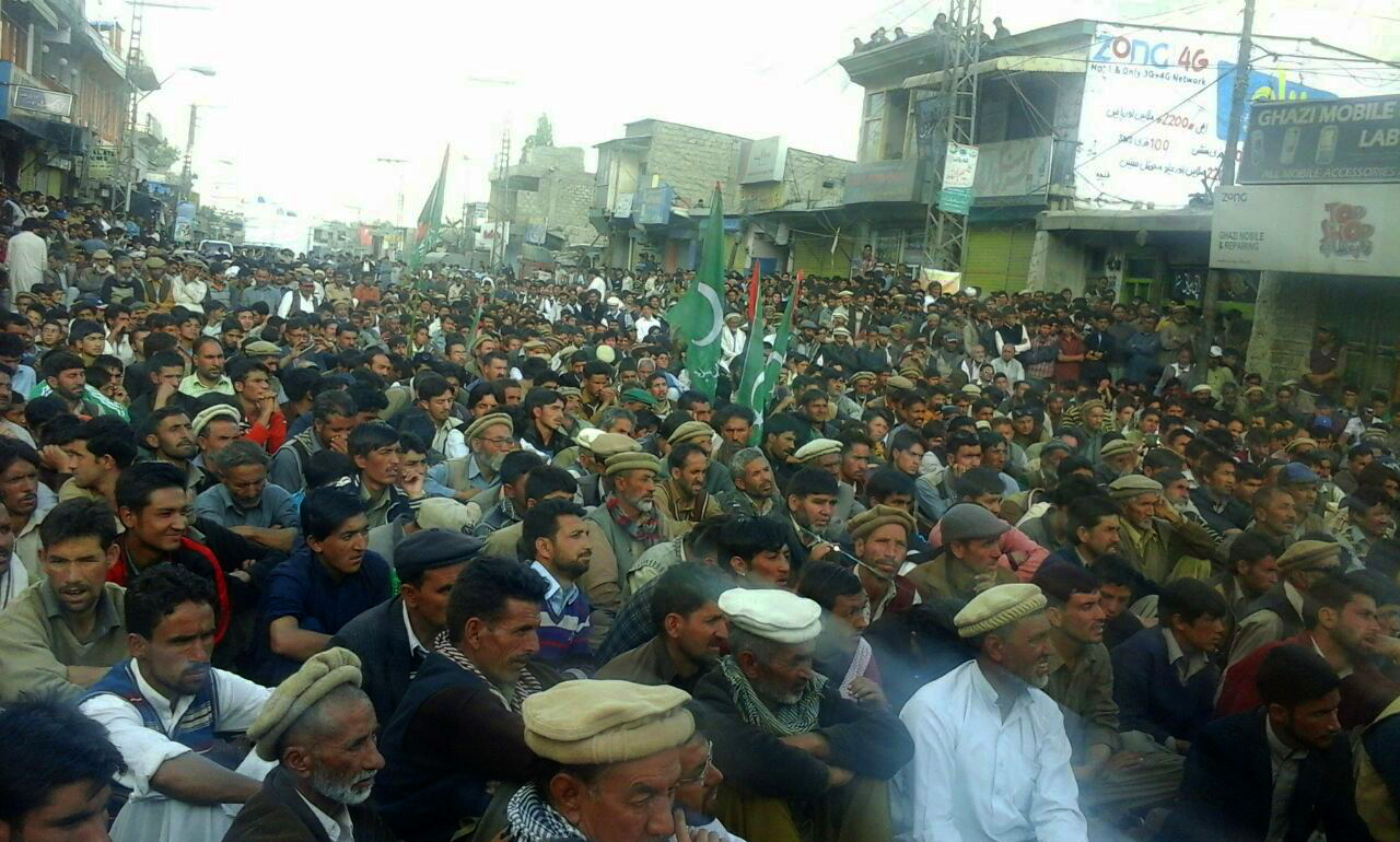 بالصور: عشرات الآلاف في باكستان يحييون الذكرى 27 لرحيل الإمام الخميني (قدس)