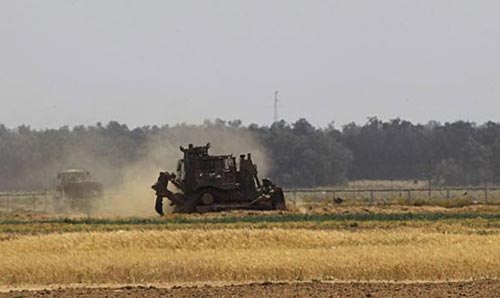 جيش الاحتلال يُصعّد اعتداءاته في الضفة والقدس.. وآلياته تتوغل شرق رفح تزامناً مع اعتقال 4 صيادين ببحر غزة