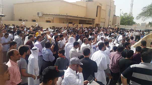 نظام البحرين يسقط جنسية آية الله الشيخ عيسى قاسم والجماهير الغاضبة ترتدي الأكفان أمام منزله في الدراز